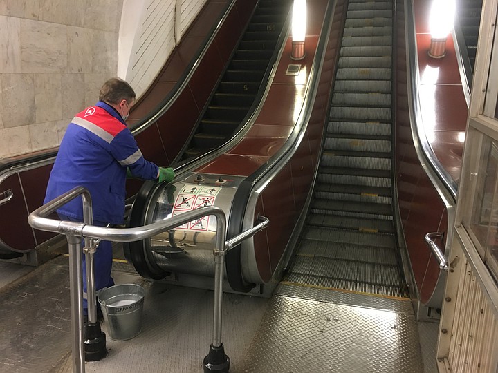 Когда закроют метро рояль. Садовая закрыта метро. Пустое метро фото для пранка.