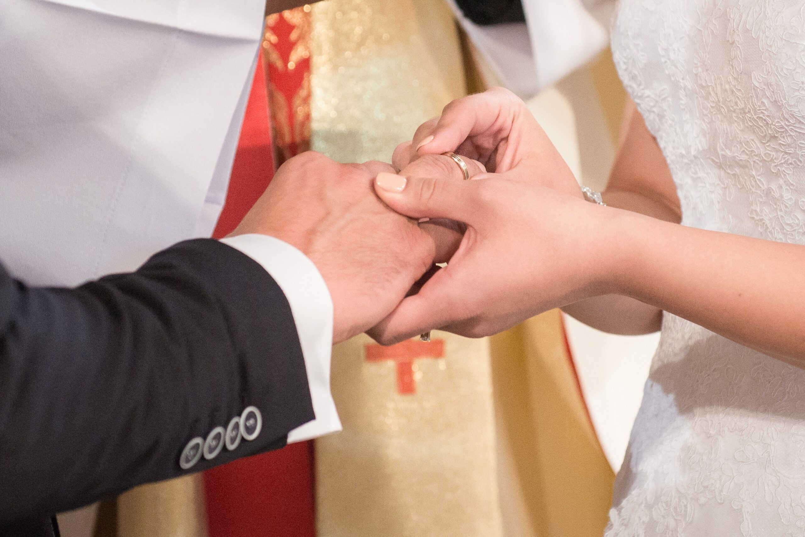 Невеста на руках у жениха