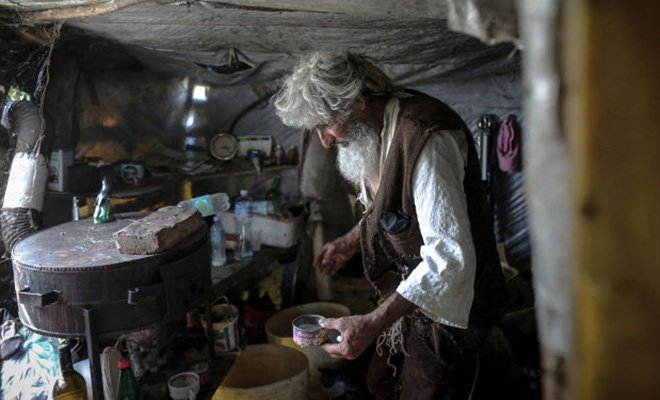 Отшельник 20 лет жил пещере, а когда спустился в город и узнал, что последние полтора года в мире идет эпидемия Отшельник 20 лет жил пещере, а когда спустился в город и узнал, что последние полтора года в мире идет эпидемия Культура