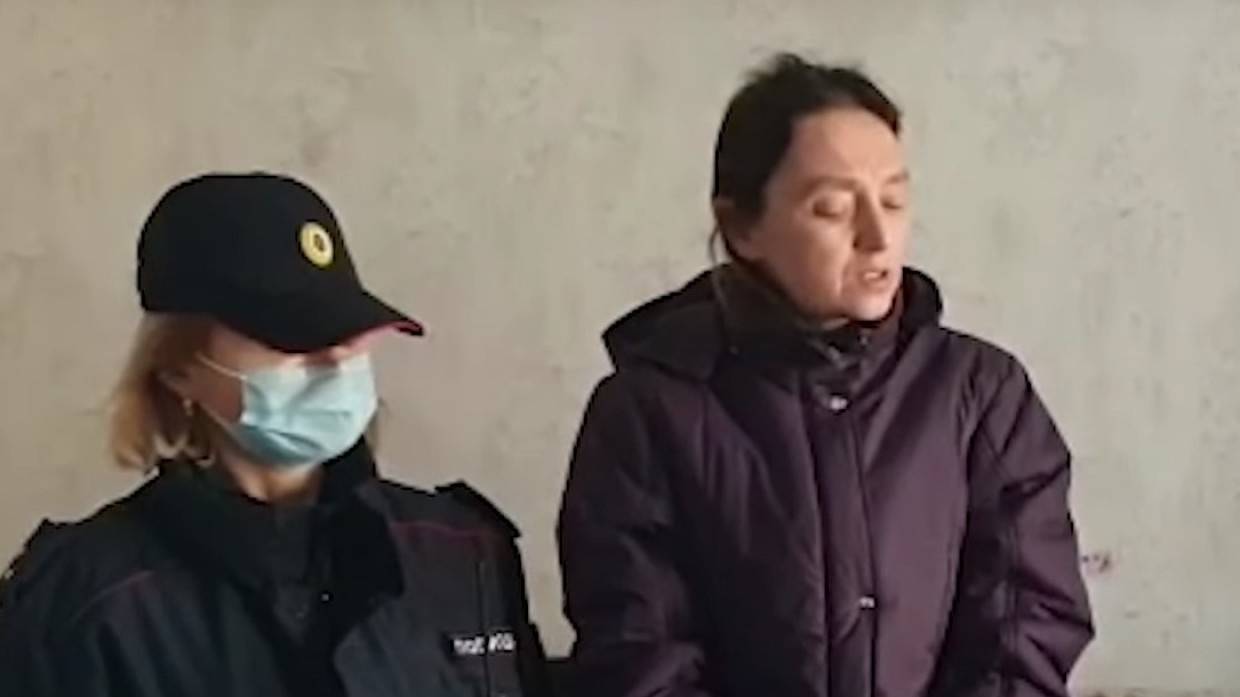 СК показал видео следственных действий с обвиняемой в убийстве девочки вологжанкой