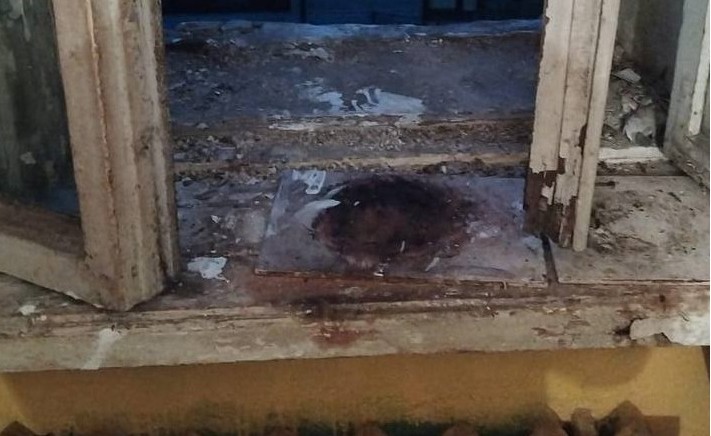 В Твери 13-летняя девочка сорвалась с четвертого этажа при попытке попасть в комнату через окно