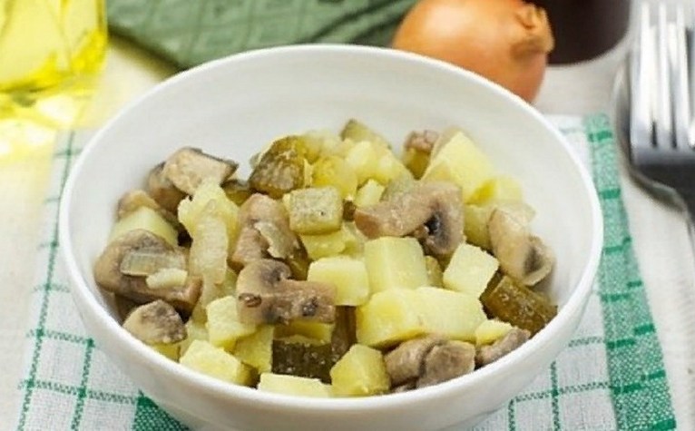 Простой картофельный салат: быстро и из доступных продуктов