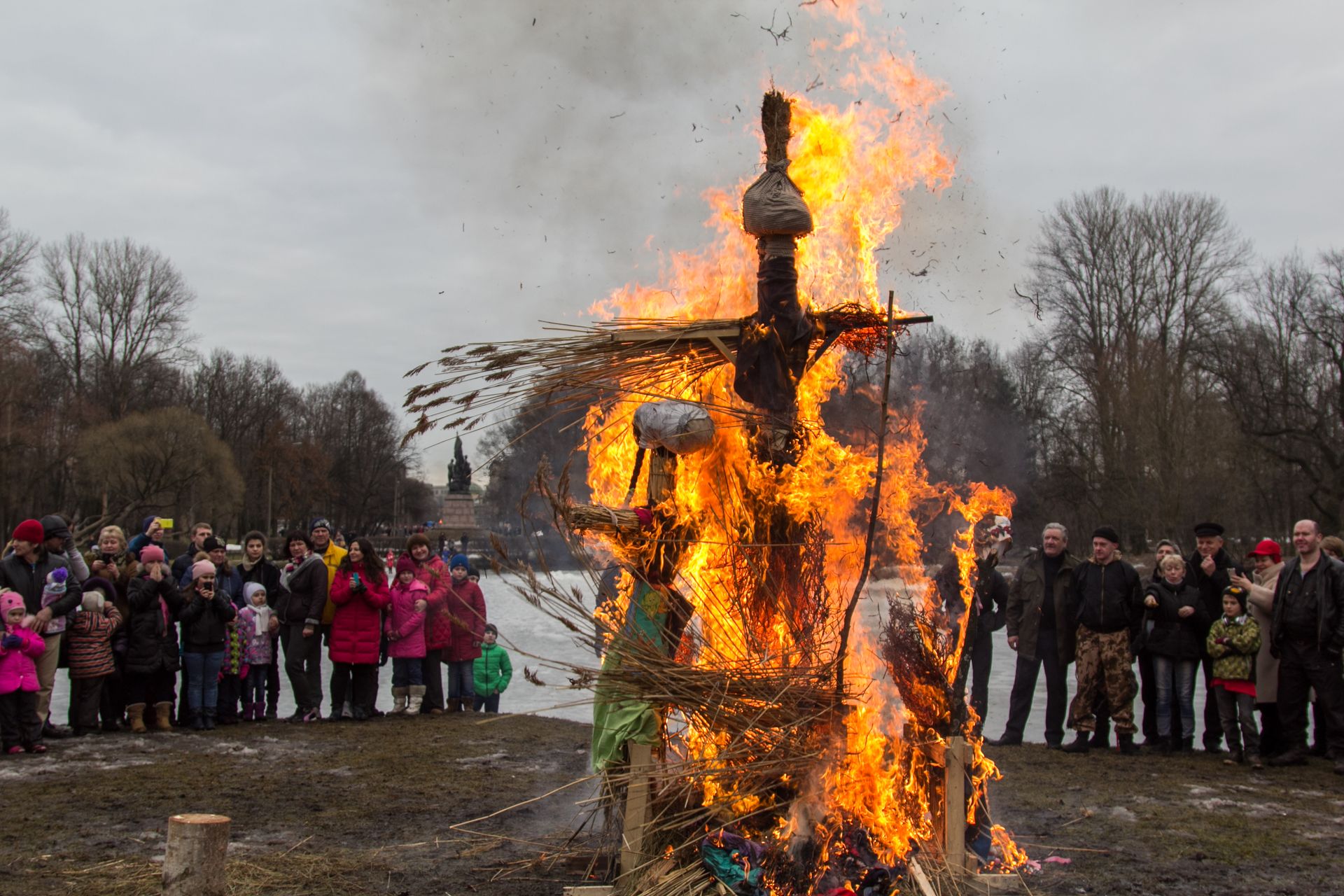 Сжигание масленицы йошкар ола. Масленица в Суздале. Народное гуляние. Народные гуляния на Масленицу. Масленица началась.