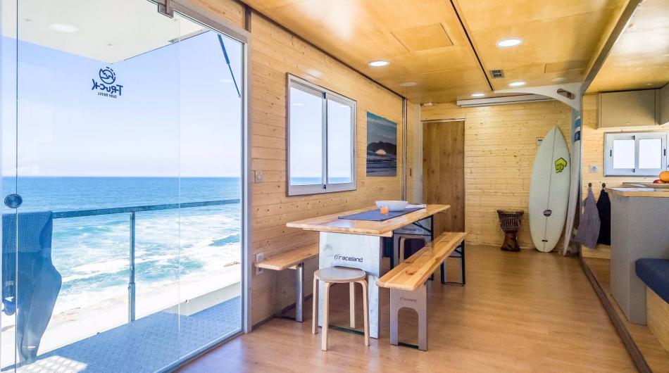 Mercedes Actros превратили в двухэтажный отель для серфинга