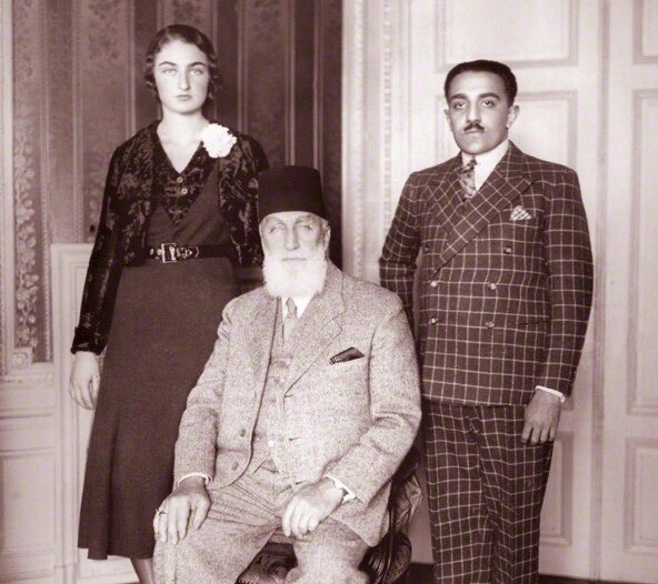 Дюррюшехвар-султан с мужем Азамом и отцом Абдул-Меджидом II (сидит), 1931 год