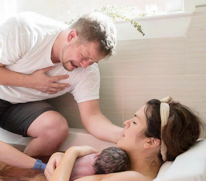Pregnancy-giving-birth-fathers-participating-delivery-room