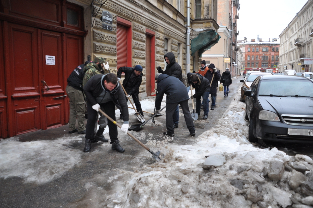 В москве не чистят снег. Убирают снег в Питере. Коммунальные службы СПБ. Флешмоб уборка снега. Уборка улиц в Санкт-Петербурге нев.