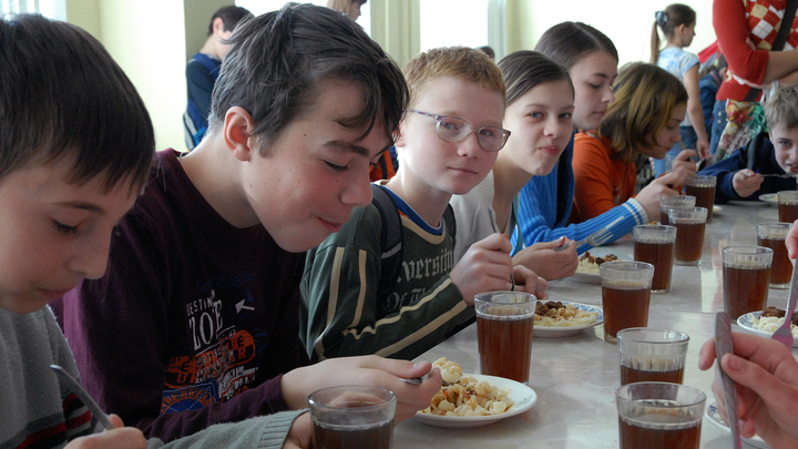 "Это приправа": Под Пермью школьников заставляют есть суп с жуками