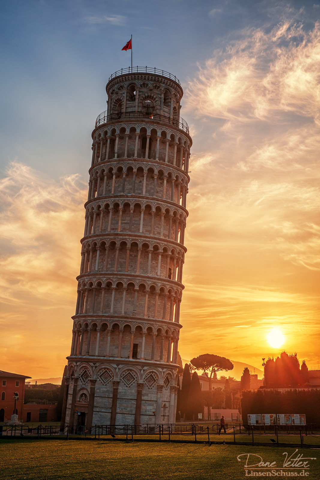 Башня. Пизанская башня Пиза. Падающая башня в Пизе, Италия. Достопримечательности Италии Пизанская башня. Колизей и Пизанская башня.