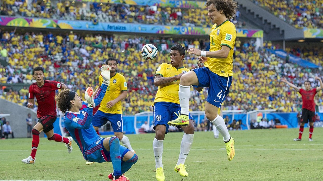 Сборная Бразилии (в желтой форме) среди фаворитов чемпионата