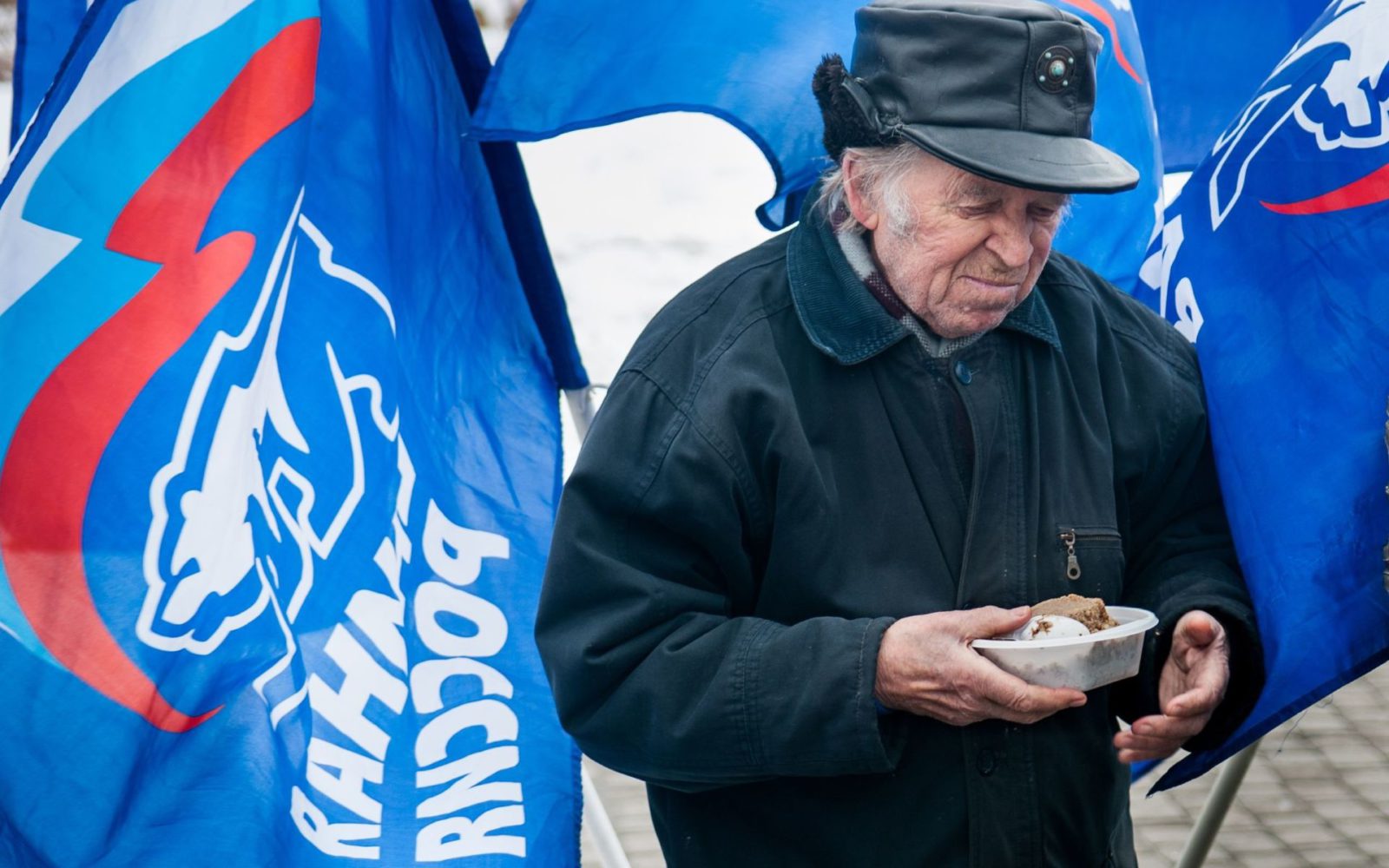 Люди станут беднее. Нищие россияне. Бедность в России. Нищие пенсионеры России. Бедные россияне.