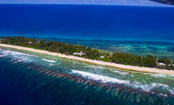 Самая узкая страна в мире. Тувалу имеет ширину в 20 метров, но здесь есть дома и улица Фиджи, полоса, полосе, живут, всего, здесь, Впрочем, местной, дорогу, туристической, прямо, отрасли, такого, потока, путешественников, хватает, островах, гостиницаПосмотрите, садятся, Посреди