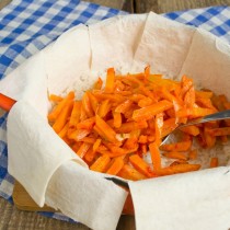 На рис выкладываем пассерованную морковь