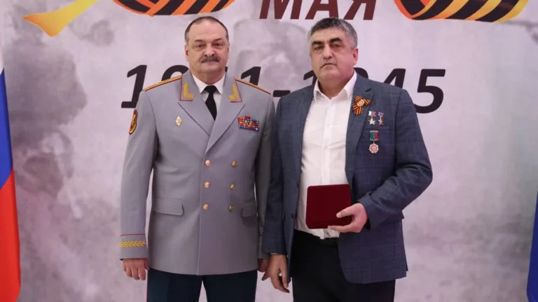 Архивное фото. Глава Дагестана Сергей Меликов и генерал-лейтенант Эседулла Абачев