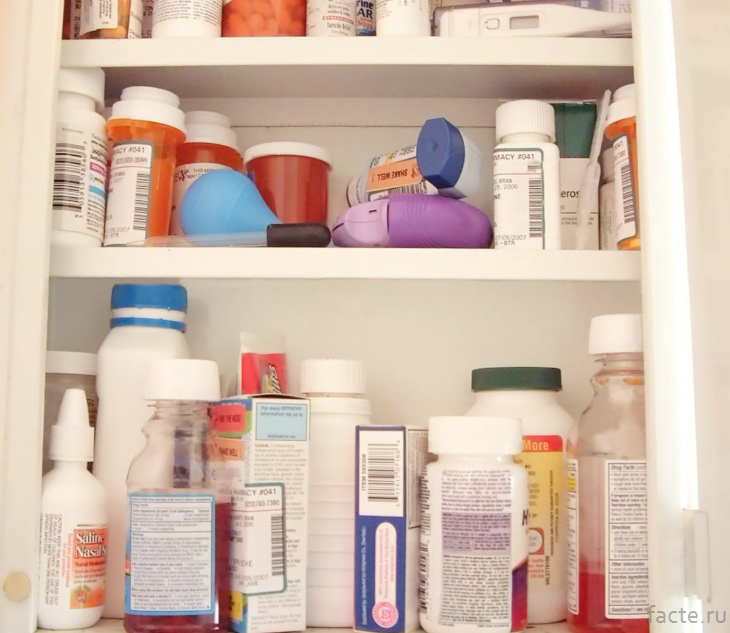 Шкафчик с лекарствами
