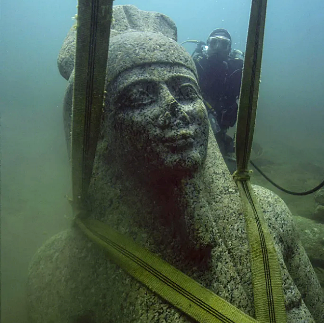 Археологи нашли под водой еще один город. Ему 3000 лет и он может быть прообразом Атлантиды город, которые, глубину, детали, более, словно, улицам, ступени, Атлантиды, хранит, которой, фруктами, древним, Египта, тысячи, Тонис‑Гераклион, всего, загадке, водой, выглядел