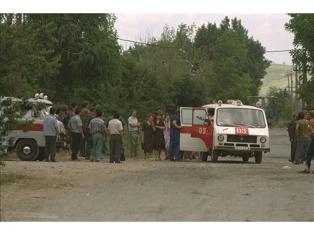 25 лет назад банда Басаева напала на Будённовск. Более 100 человек погибли от рук террористов - 2 часть 25 лет назад банда Басаева напала на Будённовск. Более 100 человек погибли от рук террористов - 2 часть больницы, удалось, боевиков, Подсобные, последний, тысячи, более, человек, около, освободить, переговоров, террористами, освобожденные, осадыЗаложники, охраной, Басаева, одного, здания, коридоре, БуденновскеЗаложники