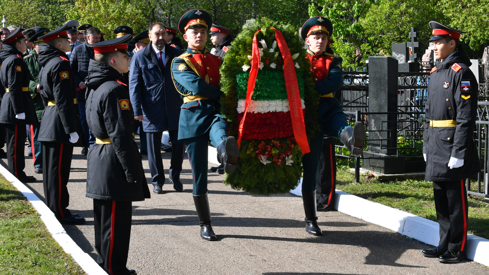 Премьер-министр Татарстана в День Победы возложил цветы на Арском кладбище в Казани