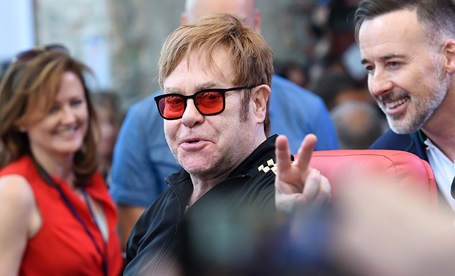 Сэр Элтон Джон оплатил операцию бывшей невесте, с которой не виделся 50 лет