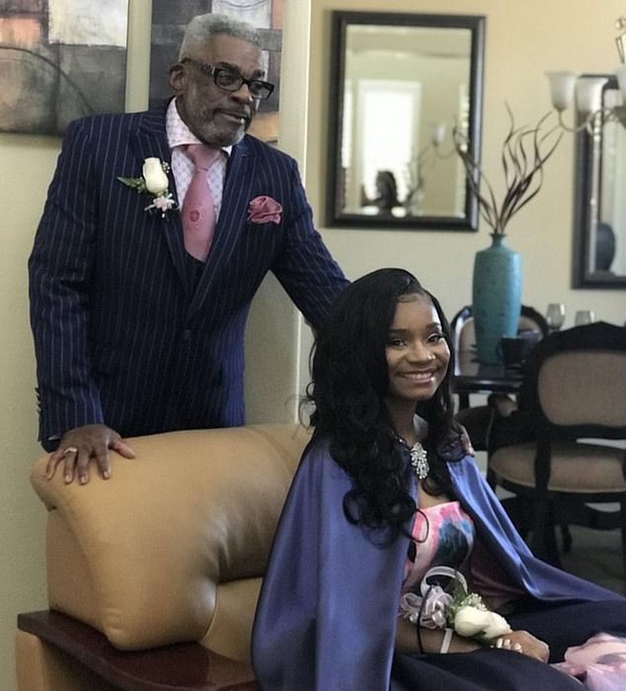 Девушке не с кем было пойти на выпускной, и она позвала дедушку истории из жизни