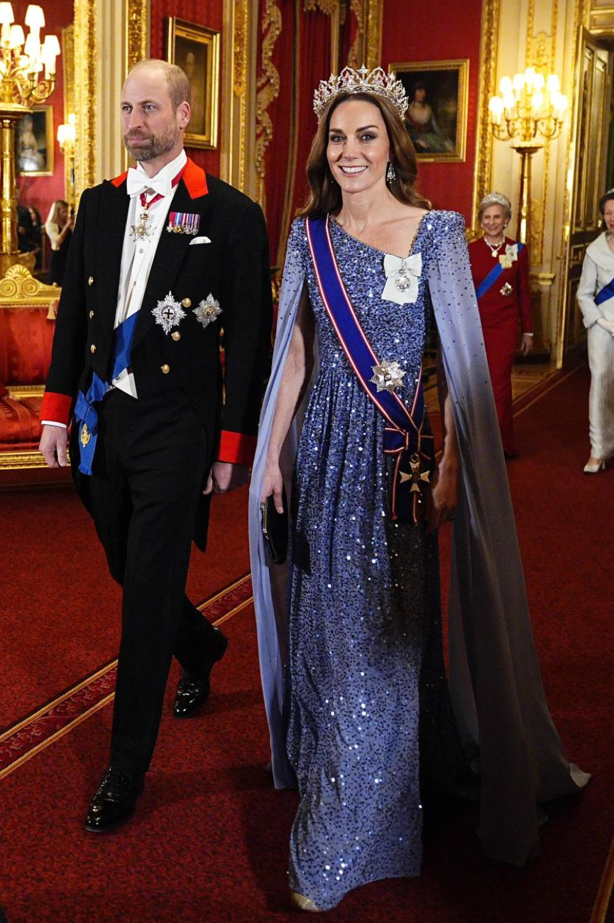 Из принцессы в королеву: лучшие выходы Кейт Миддлтон в 2025 году принцесса, образ, Уэльская, также, платье, честь, надела, принцессе, принц, ордена, принцессы, выбрала, серьги, дополнила, Миддлтон, шляпка, оттенка, время, Уильям, Rossi