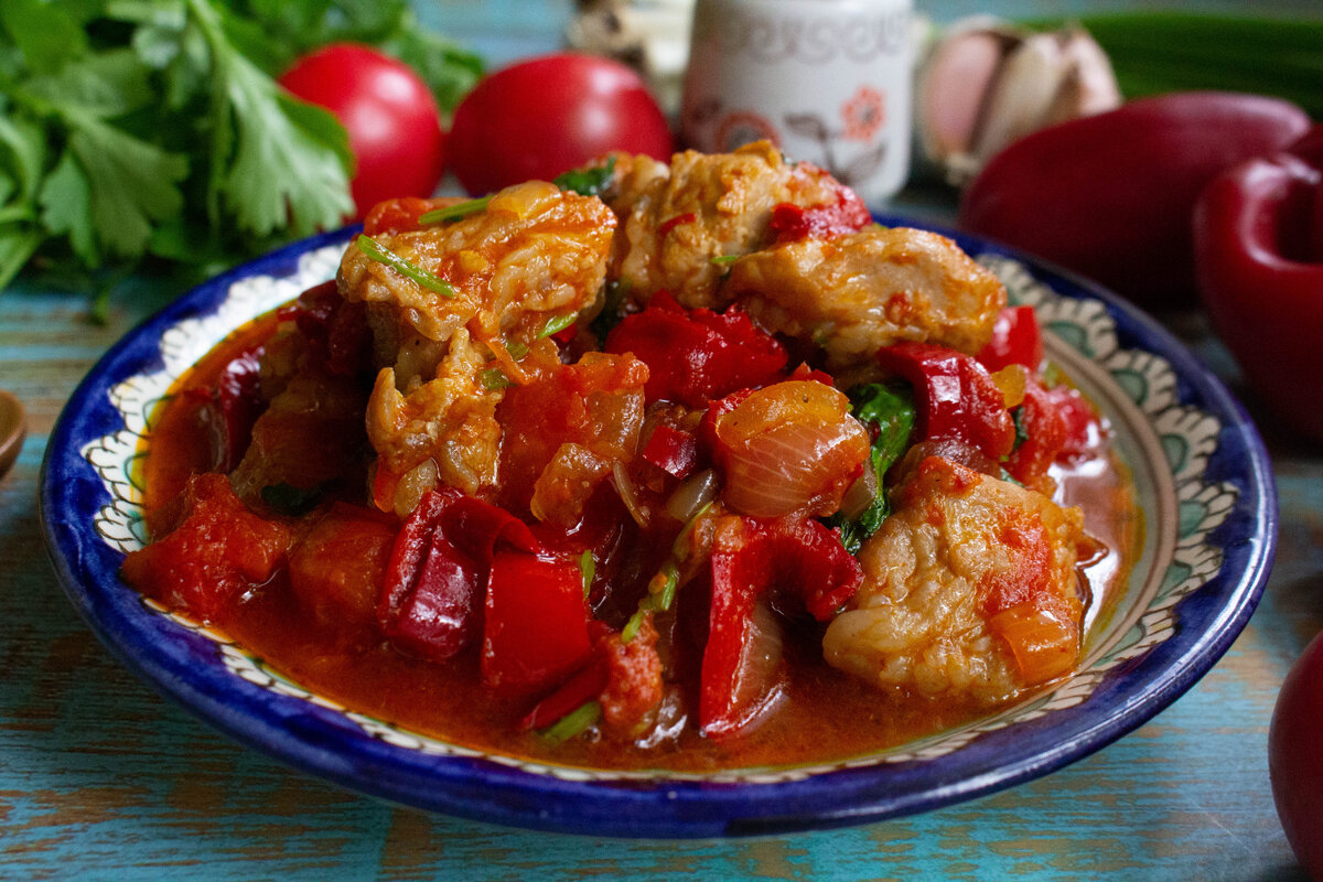 Тушеная свинина с овощами на сковороде по-сербски