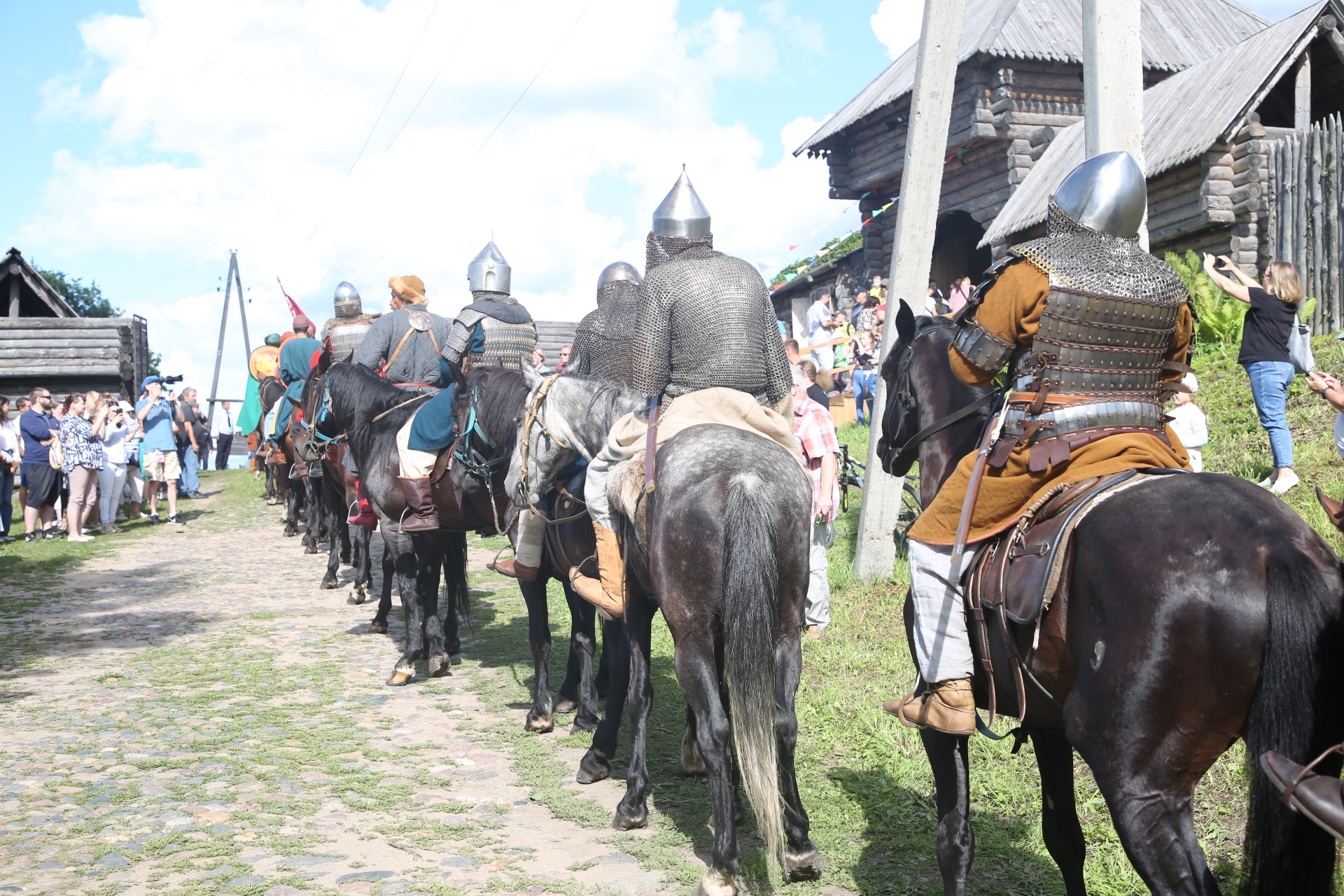В Торжок прибыли участники реконструкции конного похода Александра Невского
