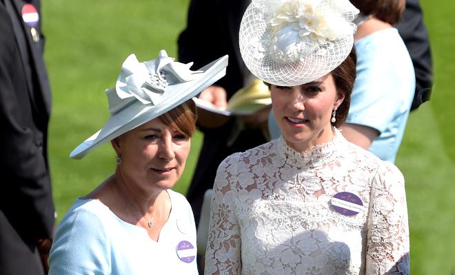 Мама Кейт Миддлтон рассказала, как проводит время с внуками: "Разрешаю им пачкаться"