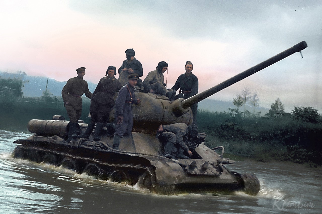 Т-34 форсирует реку Хандаса-гава. Южный Сахалин. 1945