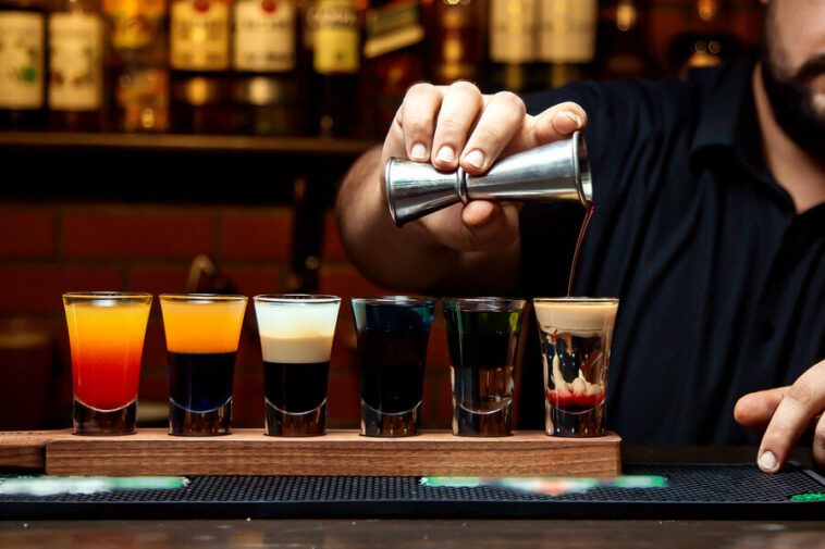 «Запасов осталось месяцев на 5-6»: как бары будут выживать без импортного алкоголя