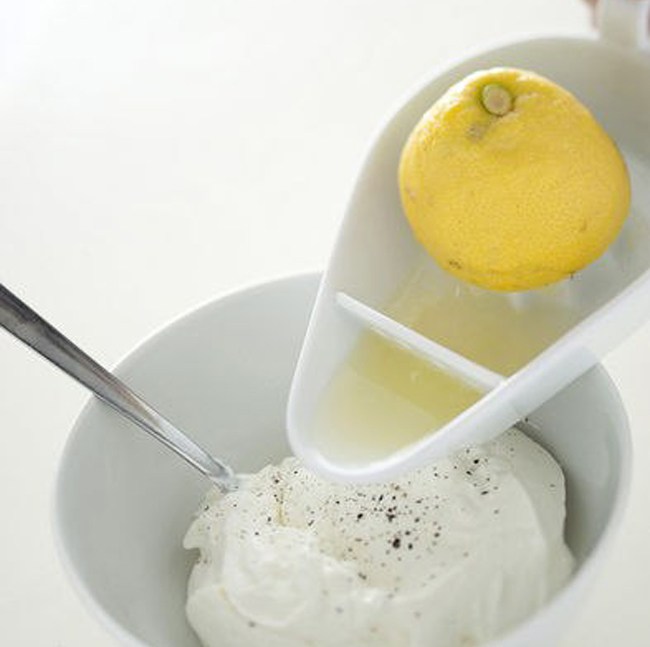 Маска яйцо лимон. Йогурт и лимонный сок. Сок лимона в молоко. Маска из лимонного сока. Маска для лица лимон и яйцо.