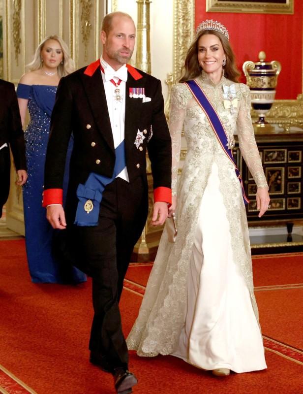 Из принцессы в королеву: лучшие выходы Кейт Миддлтон в 2025 году принцесса, образ, Уэльская, также, платье, честь, надела, принцессе, принц, ордена, принцессы, выбрала, серьги, дополнила, Миддлтон, шляпка, оттенка, время, Уильям, Rossi