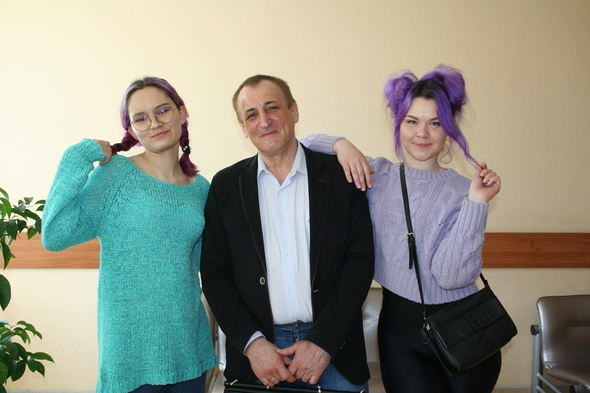 В Белгороде начался суд над сестрами, которые дарили цветы в желто-голубой одежде