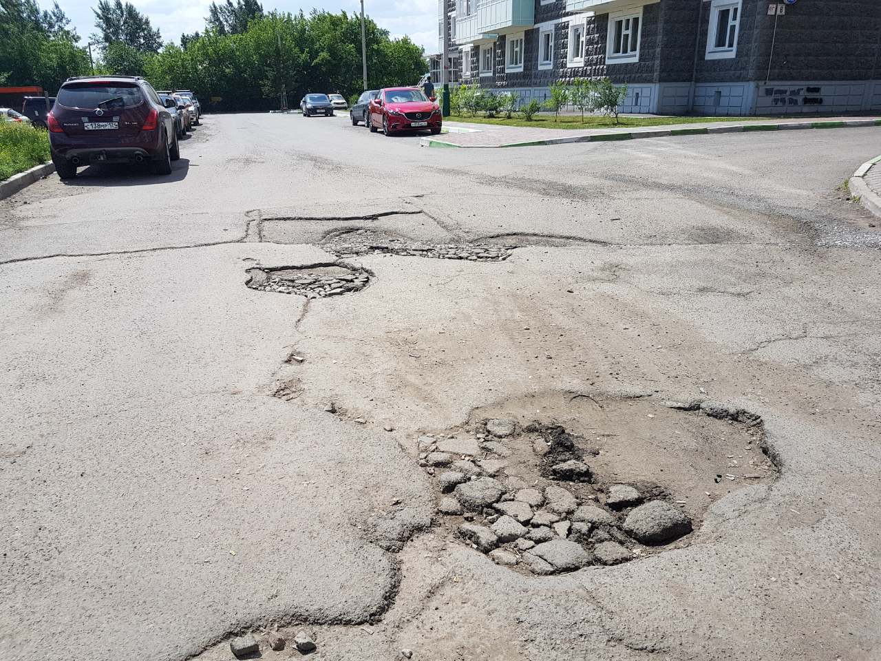 Теперь дорога. Напротив дороги. Дорога напротив. Разбитые дороги возле Кременчуга. Картинка где дорога и напротив нет деревьев.