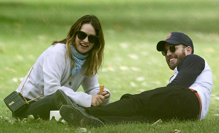 Лили Джеймс и Крис Эванс в парке Лондона: первые фото пары Звезды,Звездные пары