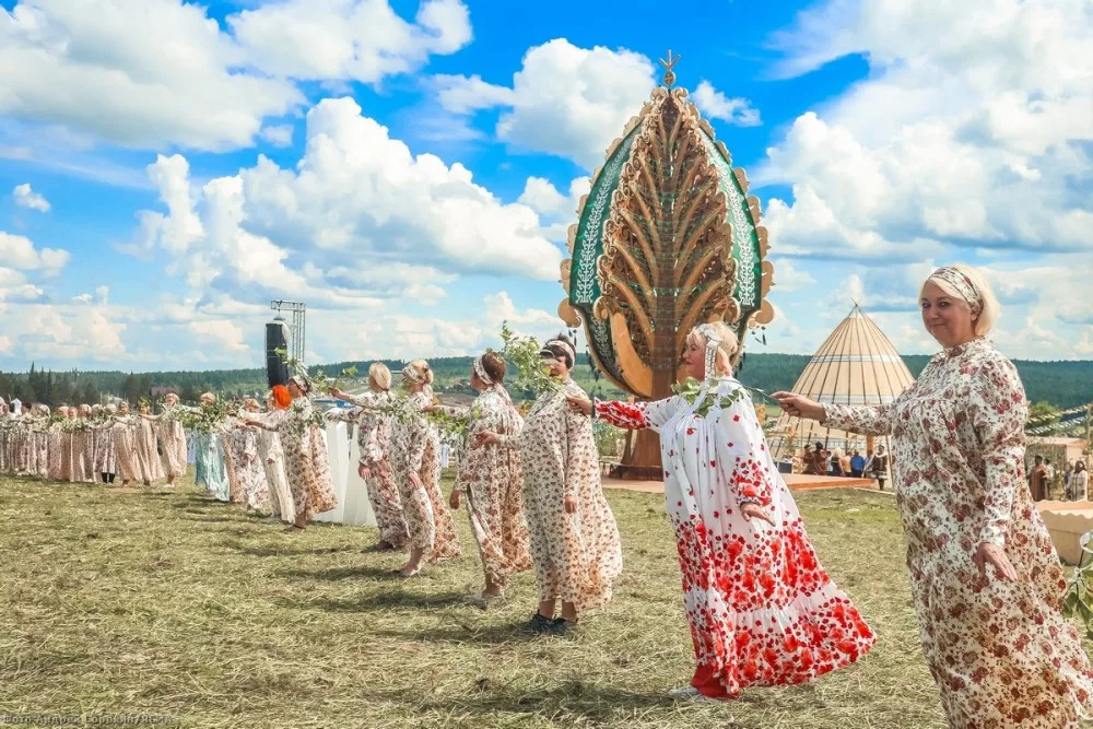 Ысыах якутский новый год. Якуты праздник Ысыах. Якутия Ысыах осуохай. Ысыах Якутский праздник. Эллэй Ысыах.