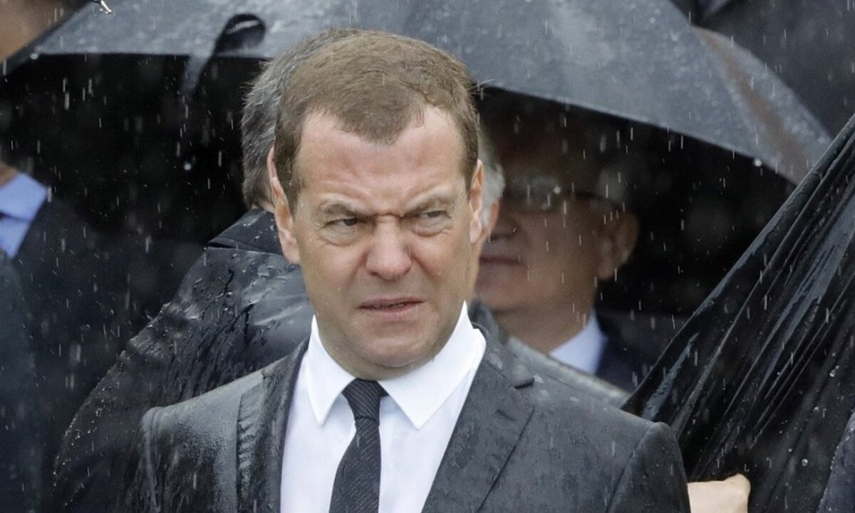 Кто там говорил, что наш Димнатолич Медведев только в Интернете горазд Оловянные Острова топить да срамными словами «заклятых партнёров» полировать?-5