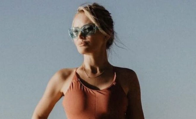 Дана Борисова вышла на пляж: поклонники упрекнули звезду за лишний вес и купальник Культура