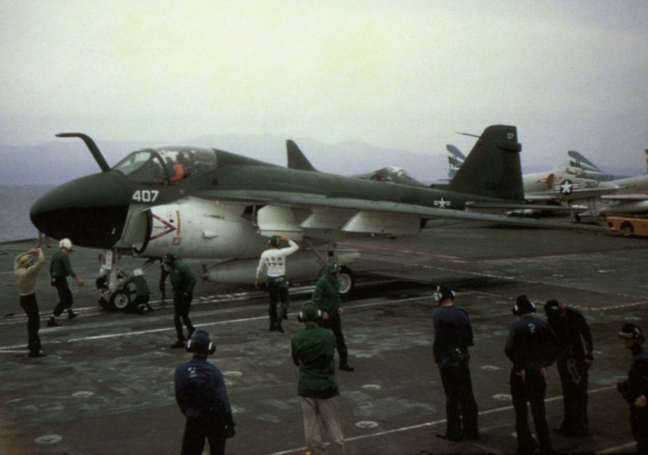 ​A-6A из состава 65-й штурмовой эскадрильи в экспериментальном камуфляже, авианосец «Констеллейшн», 1966 год. На заднем плане видны A-4C из 153-й штурмовой эскадрильи - Четвёртый Тонкинский инцидент | Warspot.ru