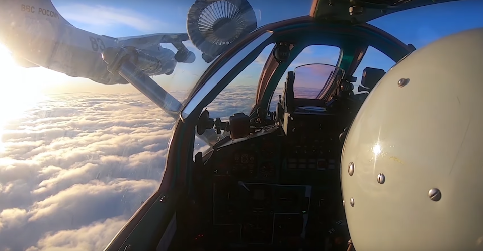 Воздушная дозаправка истребителей-перехватчиком МиГ-31БМ на скорости свыше 500 км/ч