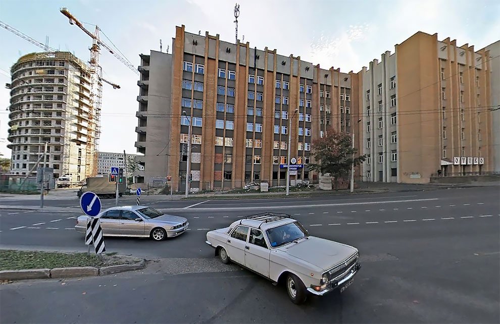 Российский художник с помощью "Фотошопа" превращает серые российские города в мир будущего искусство