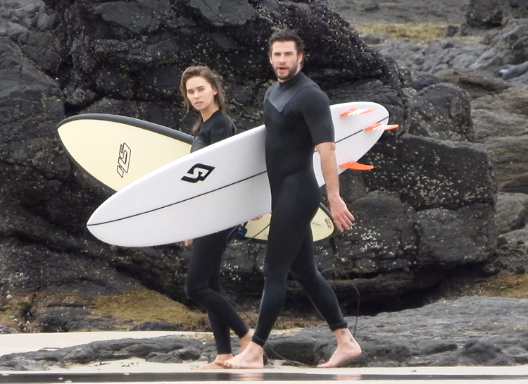 На своей волне: влюбленные Лиам Хемсворт и Габриэлла Брукс на острове Филиппа в Австралии На своей волне: влюбленные Лиам Хемсворт и Габриэлла Брукс на острове Филиппа в Австралии Звезды,Звездные пары