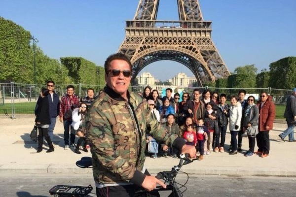 Шварценеггер на велосипеде влез в кадр и испортил фото туристам из Таиланда Арнольд Шварценеггер, испортил фото, париж, прогулка