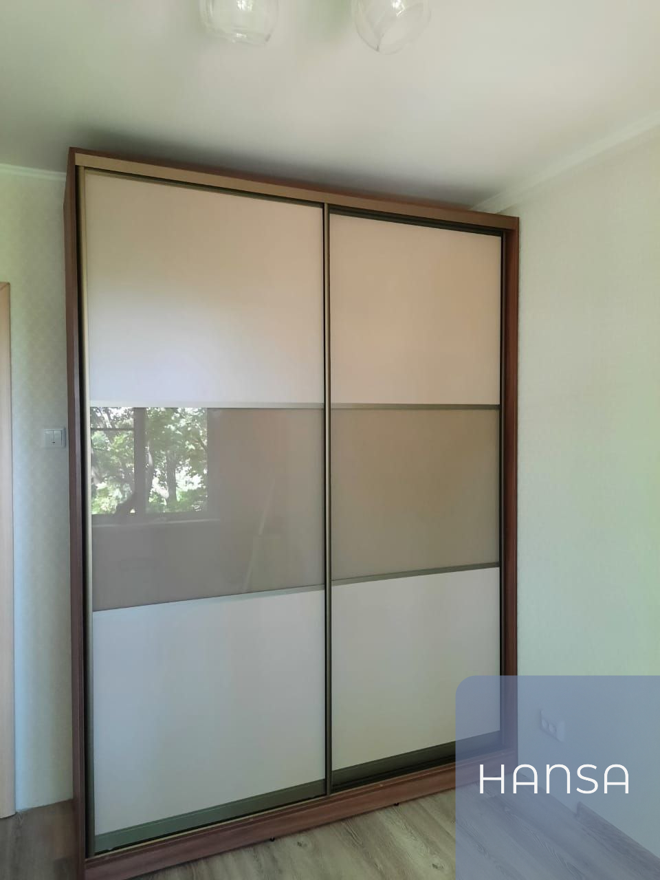Шкаф-купе со стеклянными дверьми на заказ от Hansa Mebel