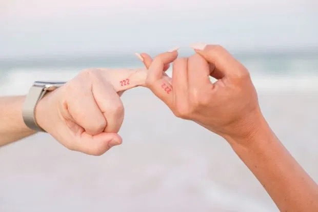 Любовь без границ: пара с 23-летней разницей в возрасте обручилась через месяц после знакомства