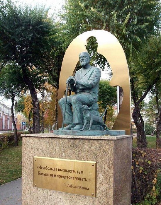 Памятник Лобсангу Рампе. \ Фото: yandex.ua.