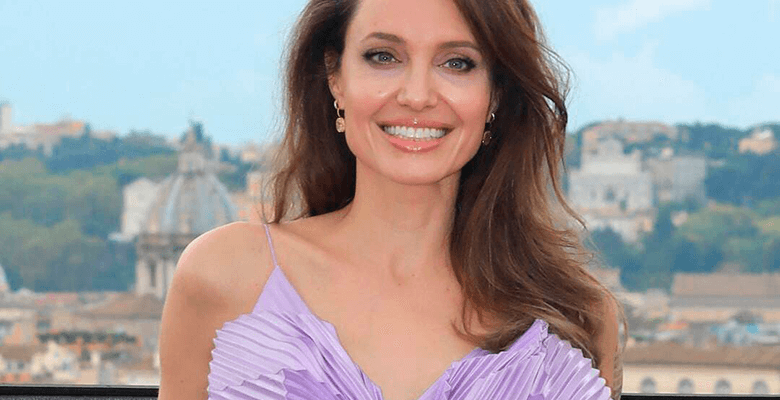 Анджелина Джоли снялась обнаженной и рассказала, как дети помогли ей обрести себя