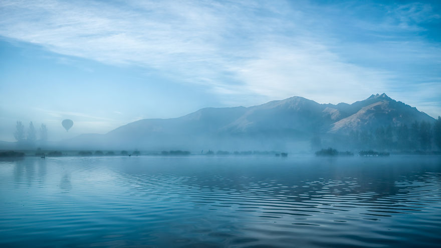 Озеро, окутанное туманом