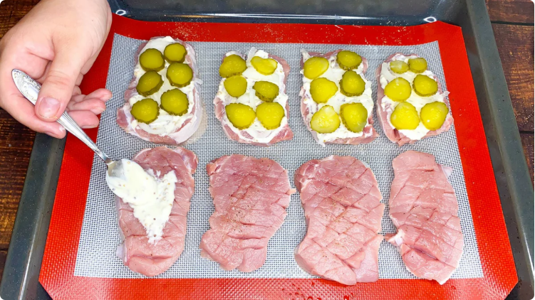 Делаю на мясе надрезы и отправляю в духовку. Вкуснее мяса я не пробовала!