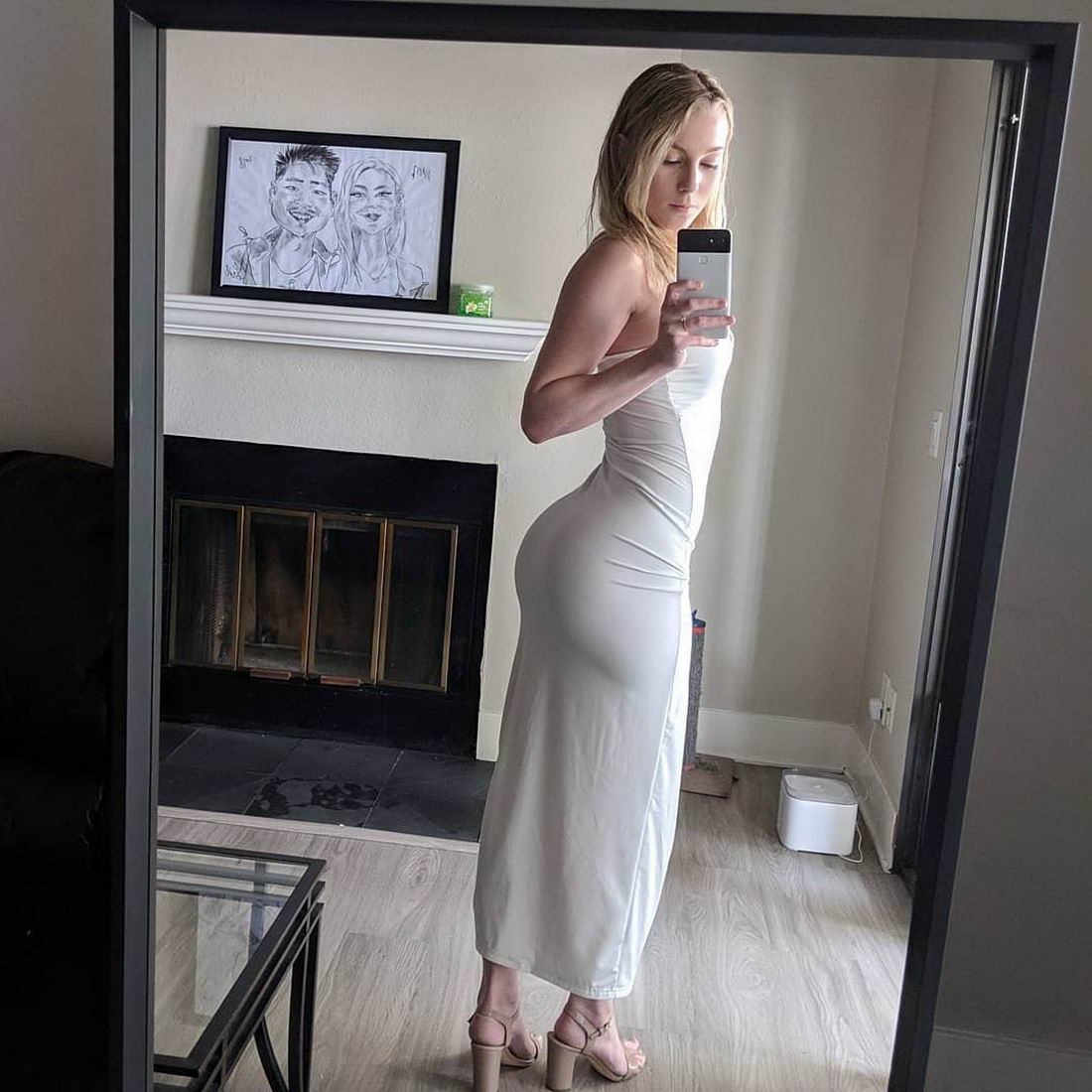 Девушки в обтягивающих платьях  позитив